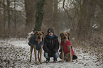 Junge mit Rhodesian Ridgebacks