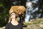 Frau mit Rhodesian Ridgeback