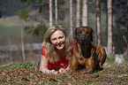 Frau mit Rhodesian Ridgeback