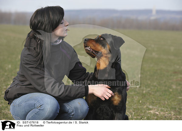 Frau und Rottweiler / woman and Rottweiler / SST-07618