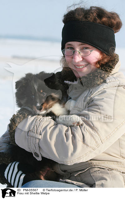Frau mit Sheltie Welpe / woman with Shetland Sheepdog Puppy / PM-05567