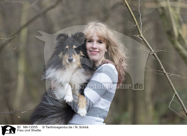 Frau und Sheltie / woman and Shetland Sheepdog / NN-13555