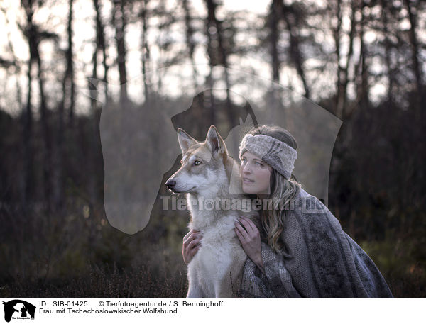 Frau mit Tschechoslowakischer Wolfshund / woman with Czechoslovakian Wolfdog / SIB-01425