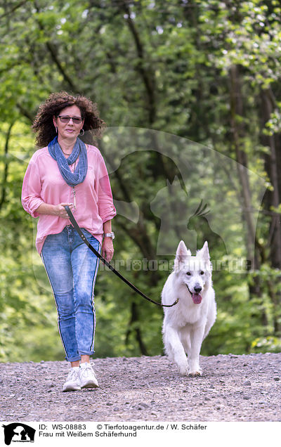 Frau mit Weiem Schferhund / WS-08883