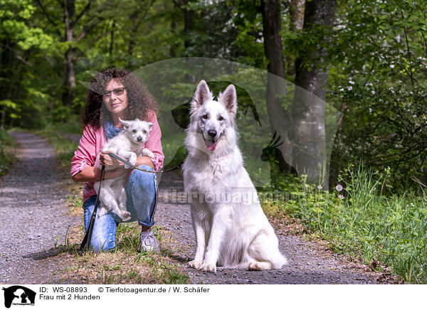 Frau mit 2 Hunden / woman with 2 Dogs / WS-08893