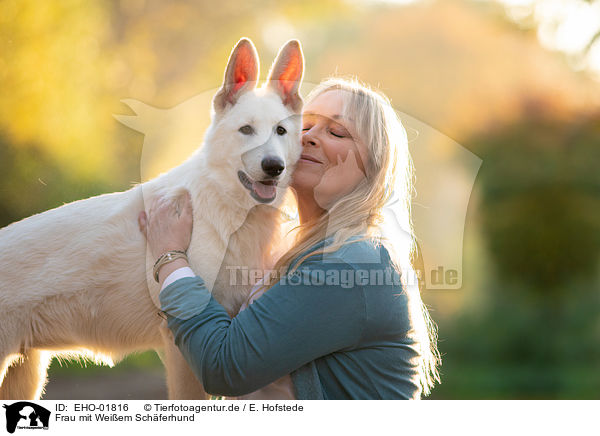Frau mit Weiem Schferhund / woman with white shepherd / EHO-01816