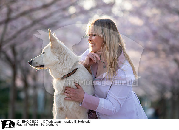 Frau mit Weiem Schferhund / woman with white shepherd / EHO-01832