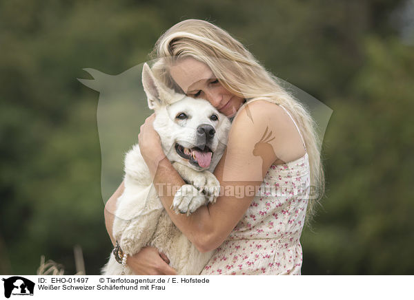 Weier Schweizer Schferhund mit Frau / Berger Blanc Suisse with woman / EHO-01497