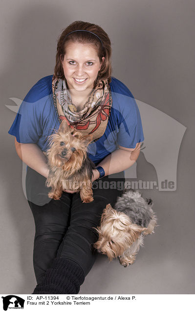 Frau mit 2 Yorkshire Terriern / woman with 2 Yorkshire Terrier / AP-11394
