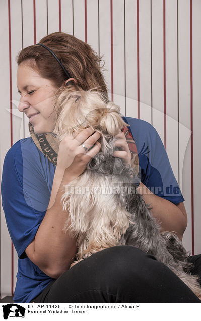 Frau mit Yorkshire Terrier / woman with Yorkshire Terrier / AP-11426