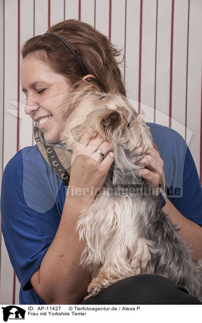 Frau mit Yorkshire Terrier / woman with Yorkshire Terrier / AP-11427
