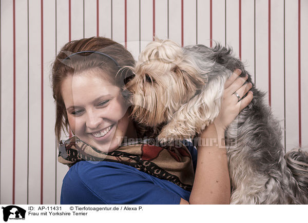 Frau mit Yorkshire Terrier / woman with Yorkshire Terrier / AP-11431
