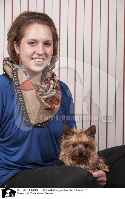 Frau mit Yorkshire Terrier / woman with Yorkshire Terrier / AP-11433