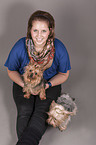 Frau mit 2 Yorkshire Terriern