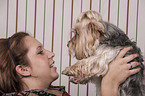 Frau mit Yorkshire Terrier