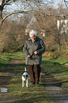 Rentnerin geht mit  Parson Russell Terrier spazieren
