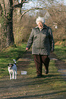 Rentnerin geht mit  Parson Russell Terrier spazieren