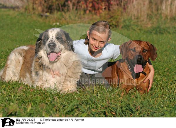 Mdchen mit Hunden / RR-06337