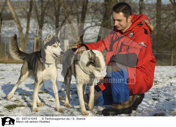 Mann mit seinen Huskies / SST-01045