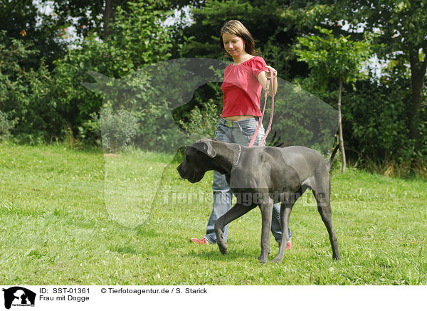 Frau mit Dogge / SST-01361