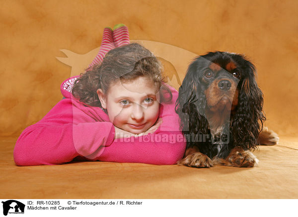 Mdchen mit Cavalier / girl with King Charles Spaniel / RR-10285