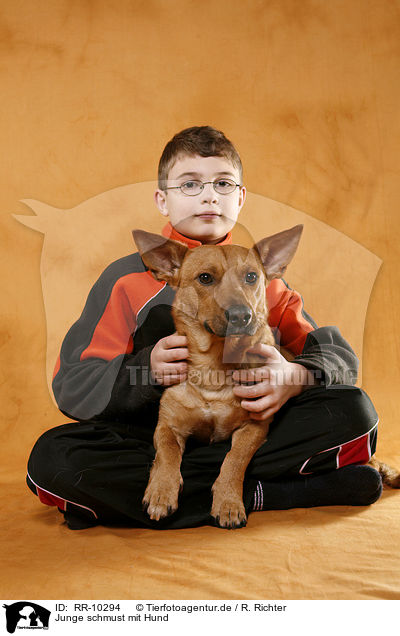 Junge schmust mit Hund / boy with dog / RR-10294