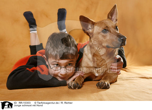 Junge schmust mit Hund / boy with dog / RR-10303