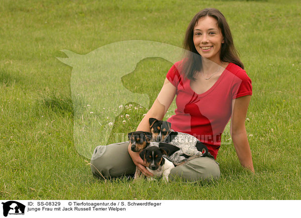 junge Frau mit Jack Russell Terrier Welpen / woman with Jack Russell Terrier puppies / SS-08329