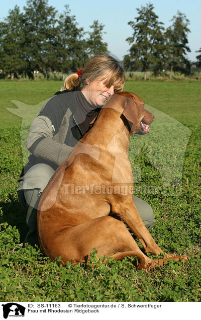 Frau mit Rhodesian Ridgeback / woman with Rhodesian Ridgeback / SS-11163