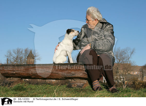 Seniorin mit Hund / Senior with dog / SS-12353