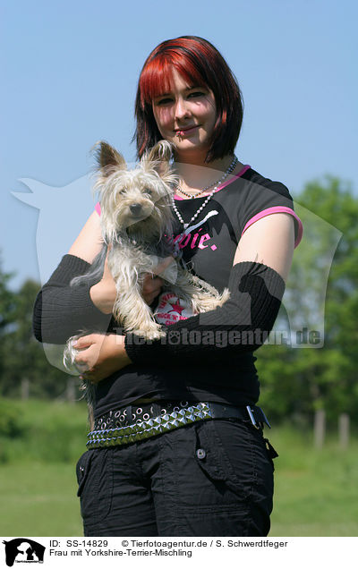 Frau mit Yorkshire-Terrier-Mischling / SS-14829