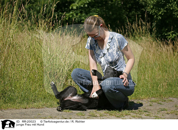 junge Frau mit Hund / young woman with dog / RR-20023