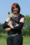 Frau mit Yorkshire-Terrier-Mischling