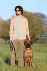 Mann mit Rhodesian Ridgeback