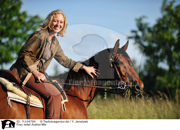 Frau reitet Araber-Mix / woman rides horse / YJ-04784