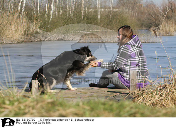 Frau mit Border-Collie-Mix / woman with mongrel / SS-30792