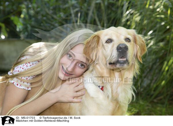 Mdchen mit Golden-Retriever-Mischling / girl with Golden-Retriever-Mongrel / MS-01703