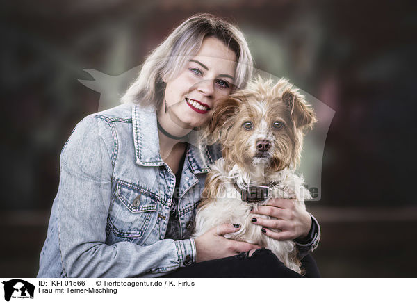 Frau mit Terrier-Mischling / woman with Terrier-Mongrel / KFI-01566