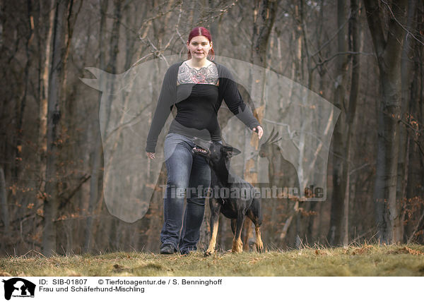 Frau und Schferhund-Mischling / woman and Shepherd-Mongrel / SIB-01807