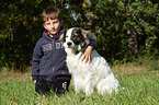Junge und Kaukasischer-Schferhund-Mischling