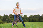 Frau mit Terrier-Mischling