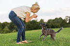 Frau mit Terrier-Mischling
