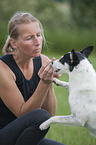 Frau mit Jack-Russell-Terrier-Mischling