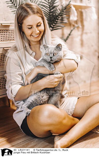 junge Frau mit Britisch Kurzhaar / young woman with British Shorthair / LR-01141