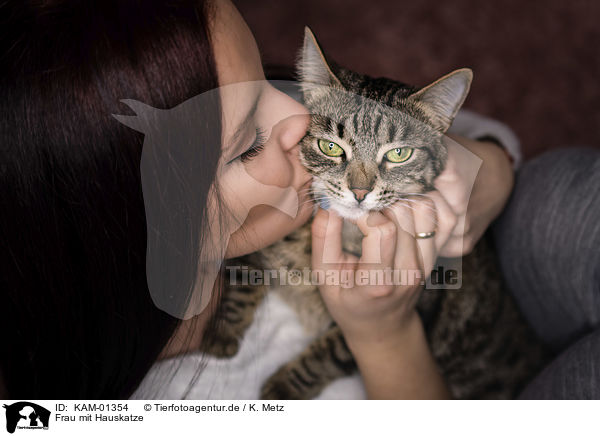 Frau mit Hauskatze / woman with Domestic Cat / KAM-01354