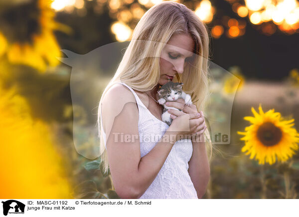 junge Frau mit Katze / MASC-01192