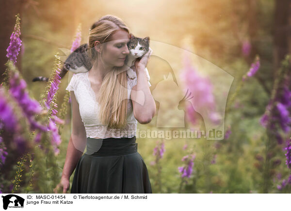 junge Frau mit Katze / young woman with cat / MASC-01454