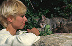 Frau mit Katzen