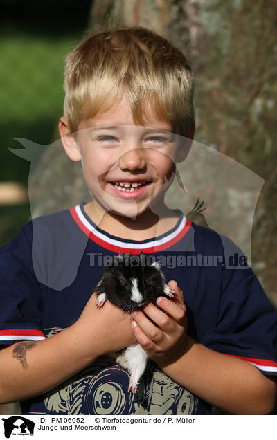 Junge und Meerschwein / boy and guinea pig / PM-06952