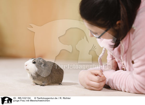 junge Frau mit Meerschweinchen / young woman with guinea pig / RR-102134
